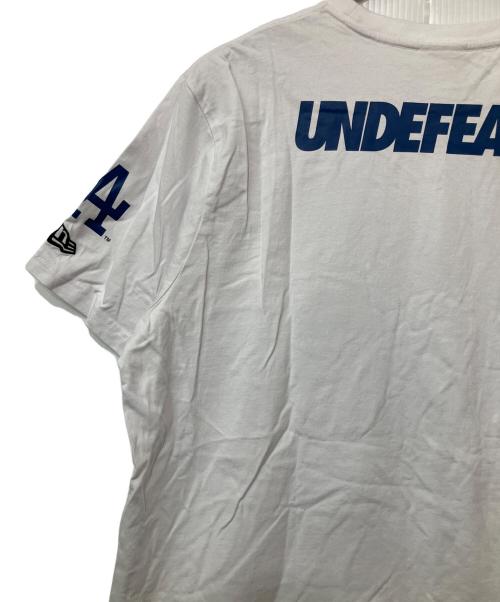 UNDEFEATED（アンディフィーテッド）UNDEFEATED (アンディフィーテッド) LA DODGERS (ロサンゼルス・ドジャース) New Era (ニューエラ) プリントTシャツ ホワイト×ブルー サイズ:XLの古着・服飾アイテム