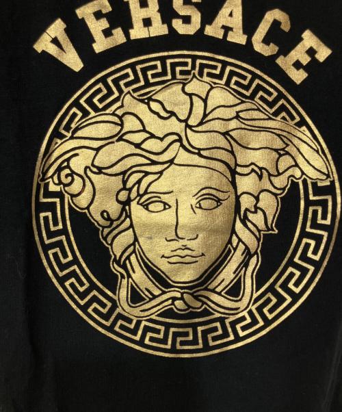 VERSACE（ヴェルサーチェ）VERSACE (ヴェルサーチェ) 半袖Tシャツ ブラック×ゴールド サイズ:128の古着・服飾アイテム
