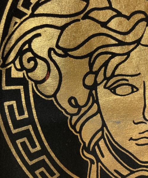 VERSACE（ヴェルサーチェ）VERSACE (ヴェルサーチェ) 半袖Tシャツ ブラック×ゴールド サイズ:128の古着・服飾アイテム