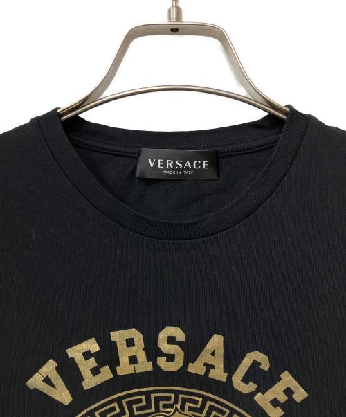 VERSACE（ヴェルサーチェ）VERSACE (ヴェルサーチェ) 半袖Tシャツ ブラック×ゴールド サイズ:128の古着・服飾アイテム