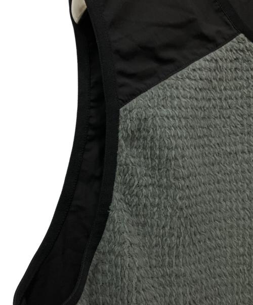 山と道（ヤマトミチ）山と道 (ヤマトミチ) Alpha Vest ブラック×グレー サイズ:XLの古着・服飾アイテム