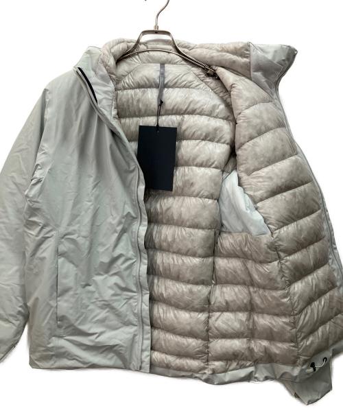 ARC'TERYX VEILANCE（アークテリクスヴェイランス）ARC'TERYX VEILANCE (アークテリクスヴェイランス) ALTUS DOWN JACKET ライトグレー サイズ:XSの古着・服飾アイテム