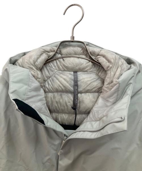 ARC'TERYX VEILANCE（アークテリクスヴェイランス）ARC'TERYX VEILANCE (アークテリクスヴェイランス) ALTUS DOWN JACKET ライトグレー サイズ:XSの古着・服飾アイテム