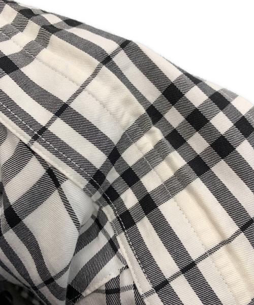 BURBERRY BLUE LABEL（バーバリーロンドンブルーレーベル）BURBERRY BLUE LABEL (バーバリーロンドンブルーレーベル) 半袖シャツ ホワイト×ブラック サイズ:Lの古着・服飾アイテム
