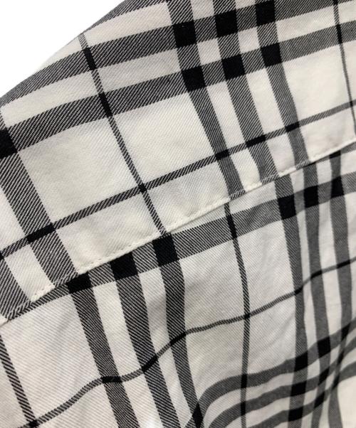 BURBERRY BLUE LABEL（バーバリーロンドンブルーレーベル）BURBERRY BLUE LABEL (バーバリーロンドンブルーレーベル) 半袖シャツ ホワイト×ブラック サイズ:Lの古着・服飾アイテム