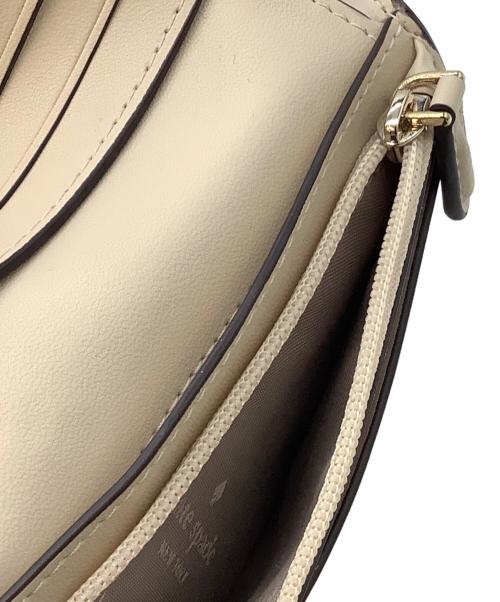 Kate Spade（ケイトスペード）Kate Spade (ケイトスペード) スペード フラワー スモール バイフォールド ウォレット ベージュの古着・服飾アイテム