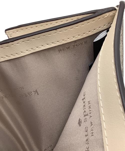 Kate Spade（ケイトスペード）Kate Spade (ケイトスペード) スペード フラワー スモール バイフォールド ウォレット ベージュの古着・服飾アイテム