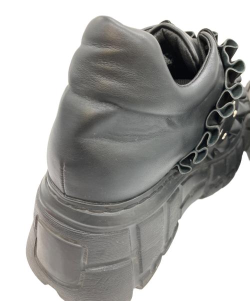 Pium（ピウム）pium (ピウム) フリルベルトボリュームスニーカー ブラック サイズ:Mの古着・服飾アイテム