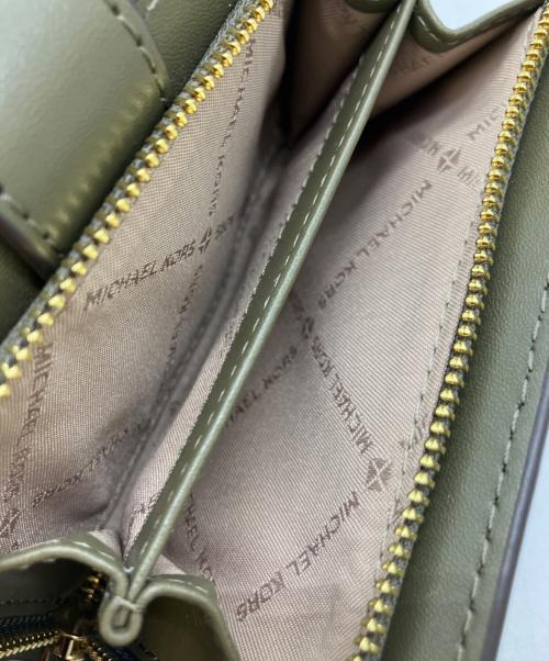 MICHAEL KORS（マイケル・コース）MICHAEL KORS (マイケル・コース) 2つ折り財布 オリーブの古着・服飾アイテム