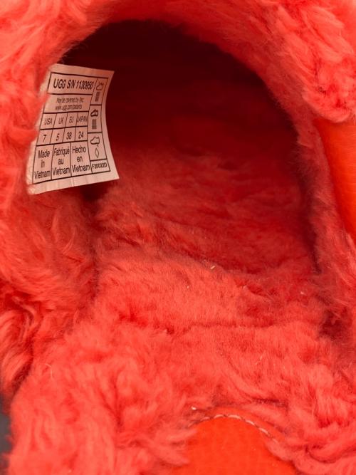 UGG（アグ）UGG (アグ) サンダル レッド サイズ:24の古着・服飾アイテム