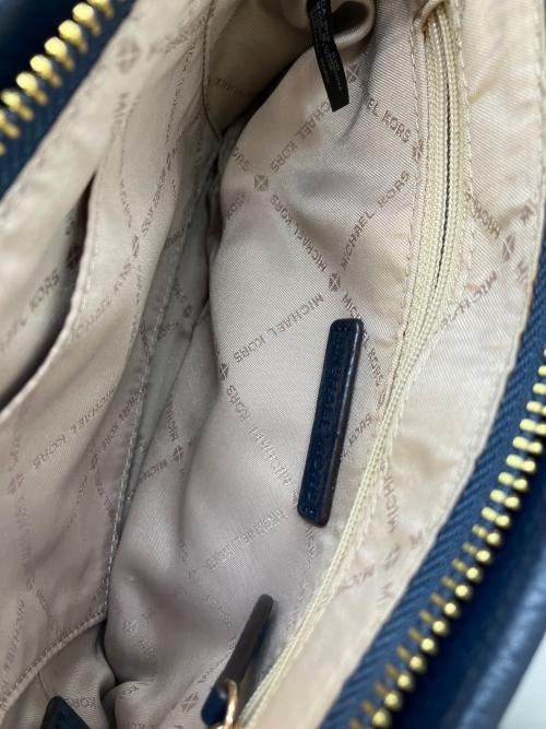 MICHAEL KORS（マイケル・コース）MICHAEL KORS (マイケル・コース) ショルダーバッグ ネイビーの古着・服飾アイテム