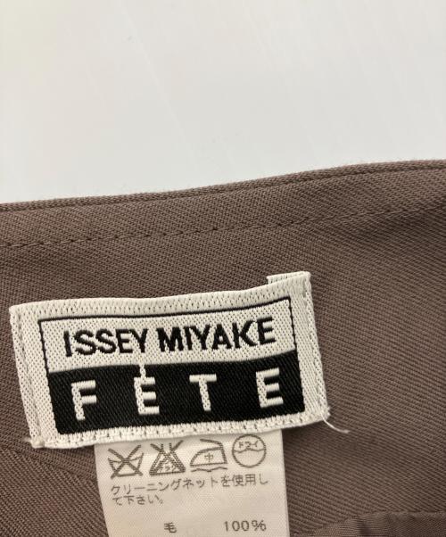 ISSEY MIYAKE FETE（イッセイミヤケフェット）ISSEY MIYAKE FETE (イッセイミヤケフェット) スカート グレー サイズ:2の古着・服飾アイテム