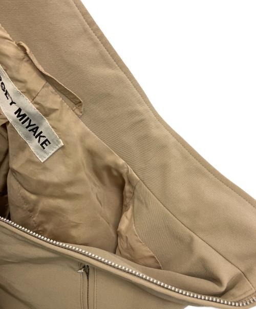 ISSEY MIYAKE（イッセイミヤケ）ISSEY MIYAKE (イッセイミヤケ) スタンドカラージャケット ベージュ サイズ:2の古着・服飾アイテム