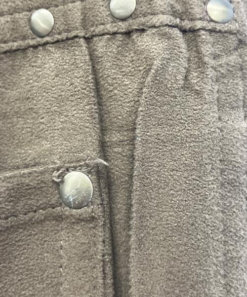 ISSEY MIYAKE（イッセイミヤケ）ISSEY MIYAKE (イッセイミヤケ) スウェードタッチシワ加工スタッズパンツ ブラウン サイズ:Sの古着・服飾アイテム