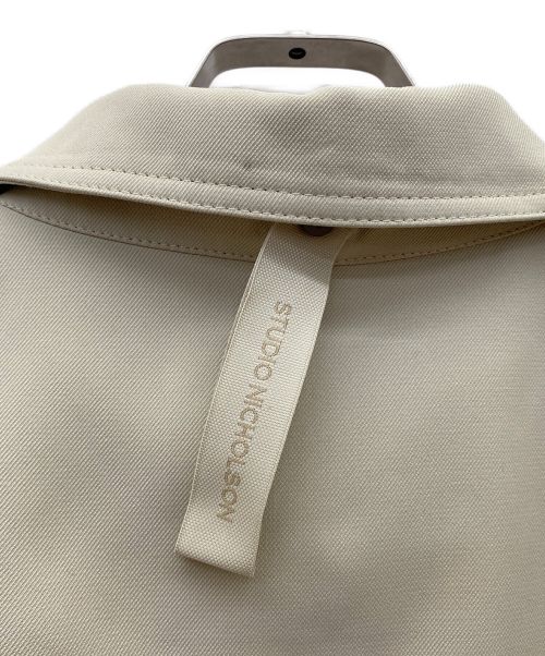 STUDIO NICHOLSON（スタジオ ニコルソン）STUDIO NICHOLSON (スタジオニコルソン) コート ベージュ サイズ:XLの古着・服飾アイテム