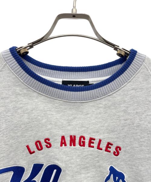 X-LARGE（エクストララージ）X-LARGE (エクストララージ) TEAM LOGO 2TONE CREWNECK SWEAT（チームロゴ クルーネックスウェット） グレー サイズ:XLの古着・服飾アイテム