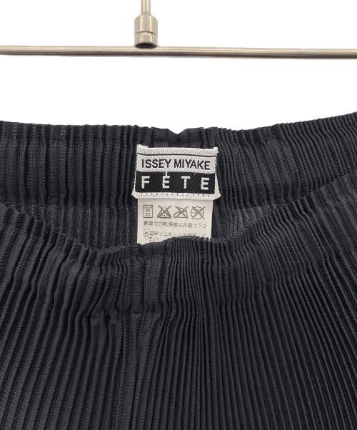 ISSEY MIYAKE FETE（イッセイミヤケフェット）ISSEY MIYAKE FETE (イッセイミヤケフェット) プリーツパンツ ブラック サイズ:00の古着・服飾アイテム