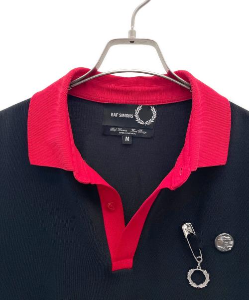 RAF SIMONS（ラフシモンズ）RAF SIMONS (ラフシモンズ) FRED PERRY (フレッドペリー) ポロシャツ ブラック×レッド サイズ:Mの古着・服飾アイテム