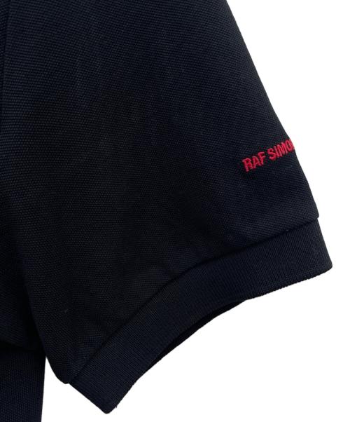 RAF SIMONS（ラフシモンズ）RAF SIMONS (ラフシモンズ) FRED PERRY (フレッドペリー) ポロシャツ ブラック×レッド サイズ:Mの古着・服飾アイテム