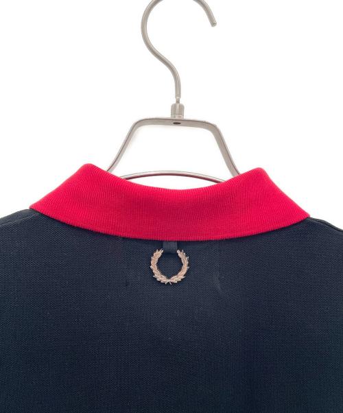 RAF SIMONS（ラフシモンズ）RAF SIMONS (ラフシモンズ) FRED PERRY (フレッドペリー) ポロシャツ ブラック×レッド サイズ:Mの古着・服飾アイテム