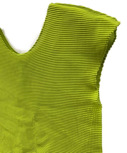 ISSEY MIYAKE me（イッセイ ミヤケ ミー）ISSEY MIYAKE ME (イッセイ ミヤケ ミー) ノースリーブカットソー グリーン サイズ:FREEの古着・服飾アイテム