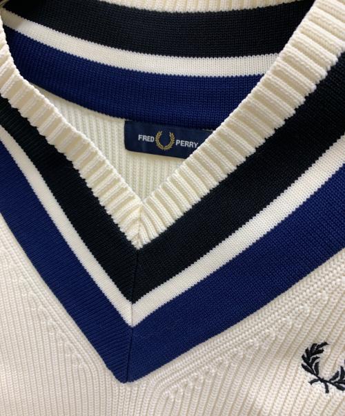 FRED PERRY（フレッドペリー）FRED PERRY (フレッドペリー) FRED PERRY　ストライプド Vネックニット ベージュ サイズ:Sの古着・服飾アイテム