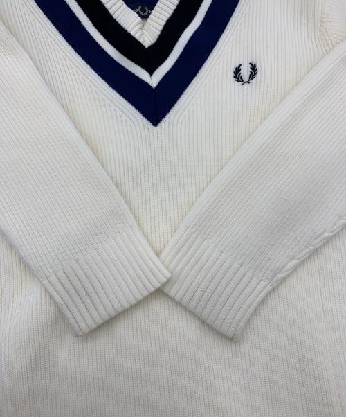 FRED PERRY（フレッドペリー）FRED PERRY (フレッドペリー) FRED PERRY　ストライプド Vネックニット ベージュ サイズ:Sの古着・服飾アイテム