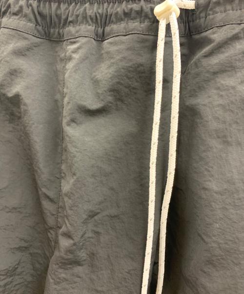 迷迭香（マンネンロウ）迷迭香 (マンネンロウ) 迷迭香　ナイロンパンツ ブラック サイズ:2の古着・服飾アイテム