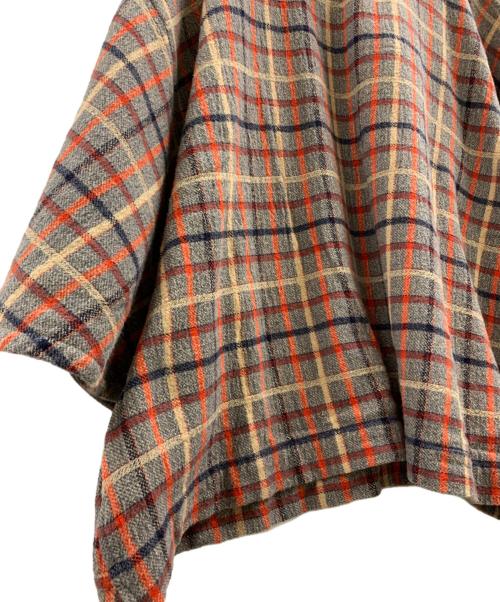 umii 908（ウミキューゼロハチ）umii 908 (ウミキューゼロハチ) umii 908　ポンチョ グレー×レッドの古着・服飾アイテム