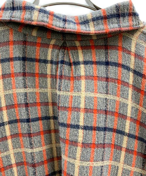 umii 908（ウミキューゼロハチ）umii 908 (ウミキューゼロハチ) umii 908　ポンチョ グレー×レッドの古着・服飾アイテム