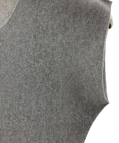 PLEATS PLEASE（プリーツプリーズ）PLEATS PLEASE (プリーツプリーズ) PLEATS PLEASE　ノースリーブブラウス グレー サイズ:3の古着・服飾アイテム