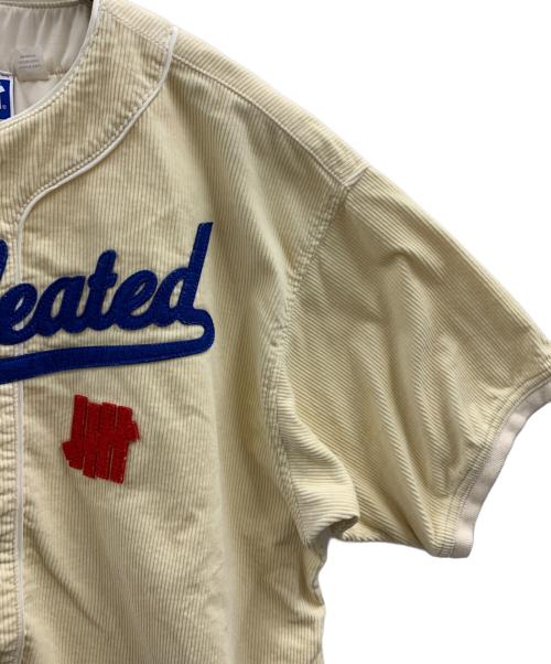 UNDEFEATED（アンディフィーテッド）UNDEFEATED (アンディフィーテッド) UNDEFEATED　ベースボールシャツ アイボリー サイズ:Mの古着・服飾アイテム