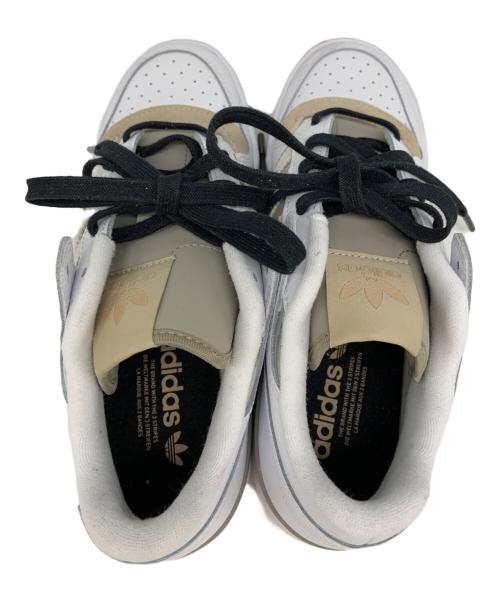 adidas（アディダス）adidas (アディダス) adidas　スニーカー ホワイト×ブラウン サイズ:26ｃｍの古着・服飾アイテム