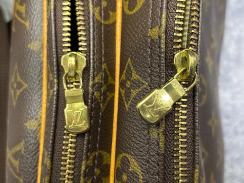 LOUIS VUITTON（ルイ ヴィトン）LOUIS VUITTON (ルイ ヴィトン) ショルダーバッグ ブラウンの古着・服飾アイテム