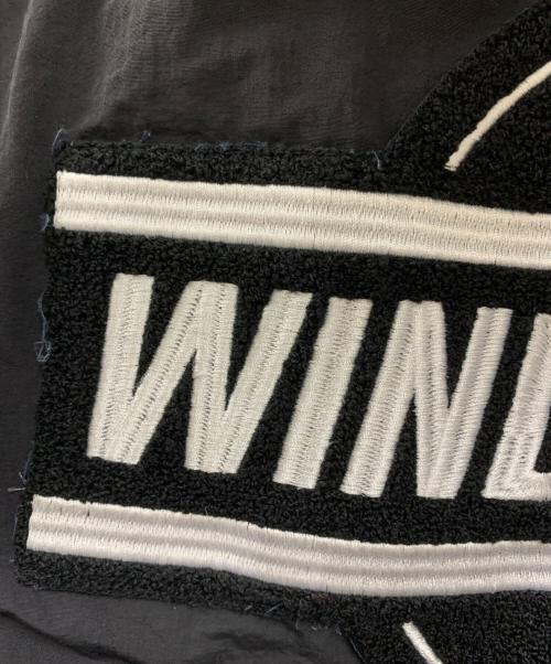 WIND AND SEA（ウィンダンシー）WIND AND SEA (ウィンダンシー) WIND AND SEA　ロゴ入り中綿ジャケット ブラック サイズ:Sの古着・服飾アイテム