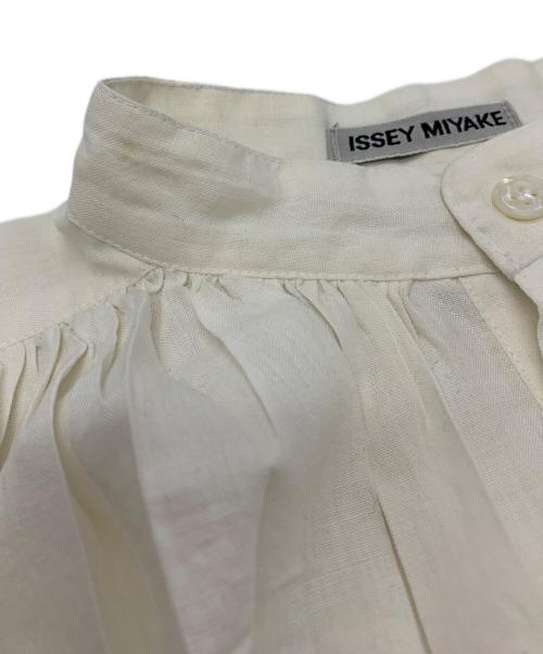 ISSEY MIYAKE（イッセイミヤケ）ISSEY MIYAKE (イッセイミヤケ) ISSEY MIYAKE　長袖ブラウス アイボリー サイズ:Mの古着・服飾アイテム