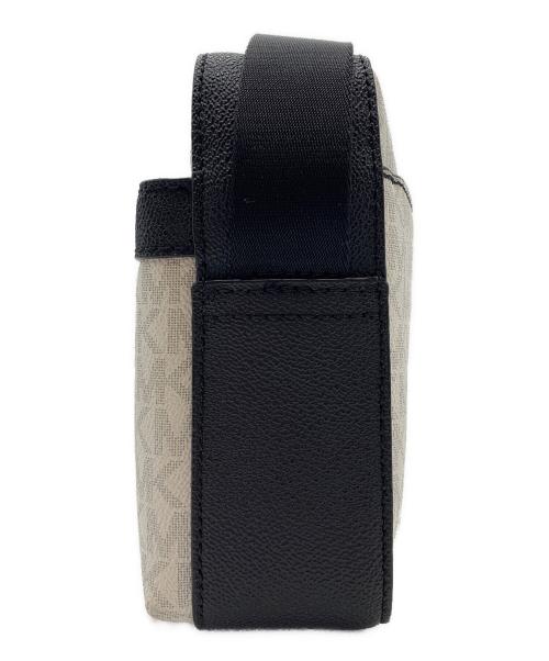 MICHAEL KORS（マイケル・コース）MICHAEL KORS (マイケル・コース) ショルダーバッグ ホワイト×ブラックの古着・服飾アイテム