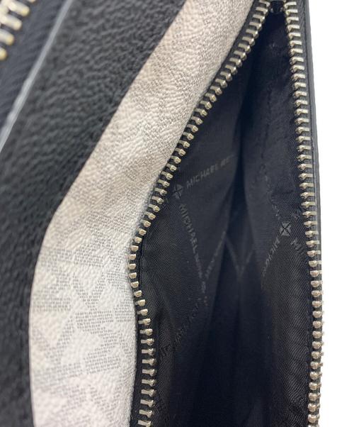 MICHAEL KORS（マイケル・コース）MICHAEL KORS (マイケル・コース) ショルダーバッグ ホワイト×ブラックの古着・服飾アイテム