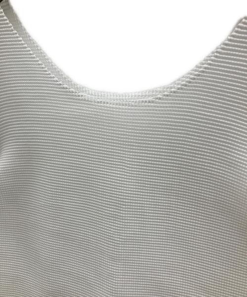 me ISSEY MIYAKE（ミーイッセイ ミヤケ）me ISSEY MIYAKE (ミーイッセイ ミヤケ) プリーツカットソー ホワイト サイズ:FREEの古着・服飾アイテム