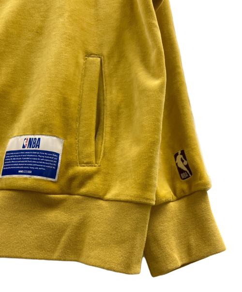 WIND AND SEA（ウィンダンシー）WIND AND SEA (ウィンダンシー) LAKERS VELOUR JACKET イエロー サイズ:Mの古着・服飾アイテム