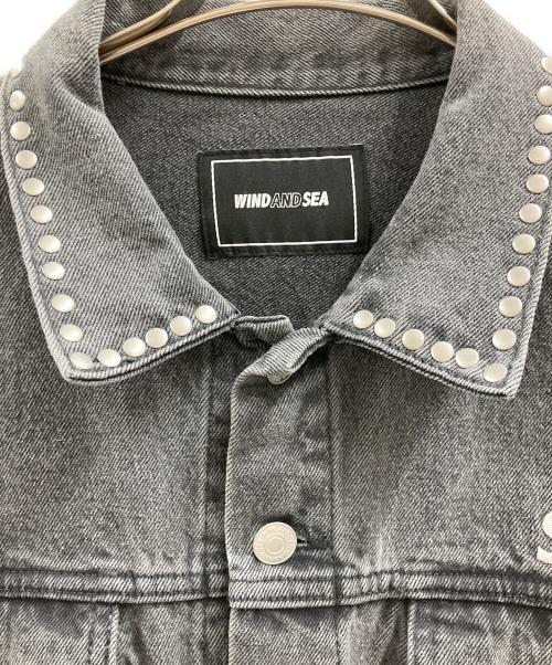 WIND AND SEA（ウィンダンシー）WIND AND SEA (ウィンダンシー) WIND AND SEA　STUDDED DENIM JACKET チャコールグレー サイズ:Mの古着・服飾アイテム