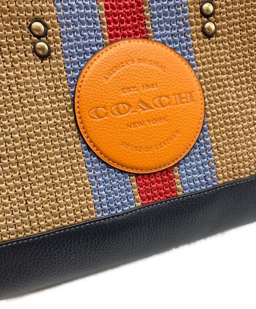 COACH（コーチ）COACH (コーチ) デンプシー キャリーオール ウィズ コーチ パッチ ナチュラル×ネイビーの古着・服飾アイテム