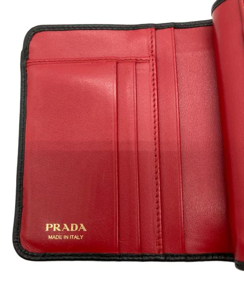PRADA（プラダ）PRADA (プラダ) 2つ折り財布 ブラック×レッドの古着・服飾アイテム
