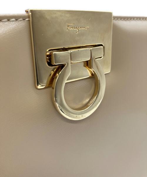 Salvatore Ferragamo（サルヴァトーレ フェラガモ）Salvatore Ferragamo (サルヴァトーレ フェラガモ) Salvatore Ferragamo　チェーンショルダーバッグ ベージュの古着・服飾アイテム