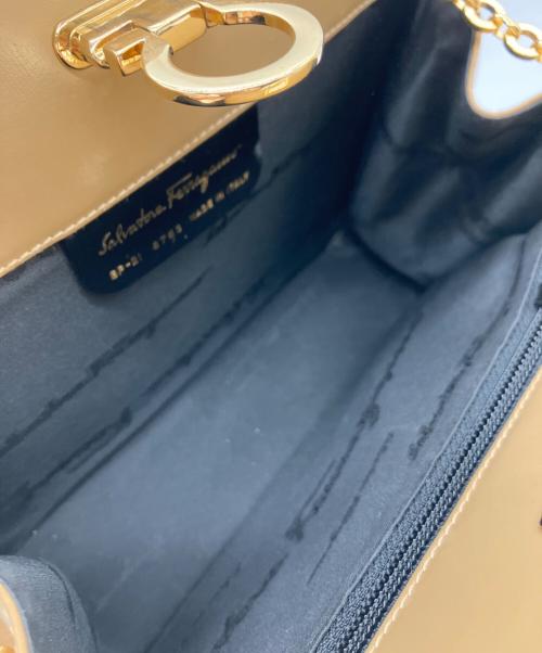 Salvatore Ferragamo（サルヴァトーレ フェラガモ）Salvatore Ferragamo (サルヴァトーレ フェラガモ) Salvatore Ferragamo　チェーンショルダーバッグ ベージュの古着・服飾アイテム