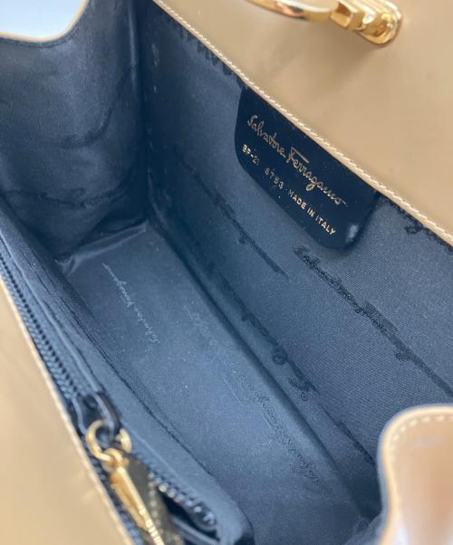 Salvatore Ferragamo（サルヴァトーレ フェラガモ）Salvatore Ferragamo (サルヴァトーレ フェラガモ) Salvatore Ferragamo　チェーンショルダーバッグ ベージュの古着・服飾アイテム