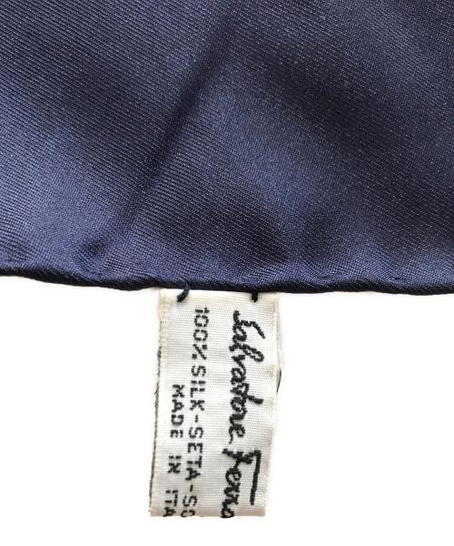 Salvatore Ferragamo（サルヴァトーレ フェラガモ）Salvatore Ferragamo (サルヴァトーレ フェラガモ) スカーフ ネイビーの古着・服飾アイテム
