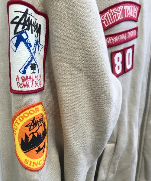 stussy（ステューシー）stussy (ステューシー) ワッペン付きスウェットブルゾン ベージュ サイズ:Sの古着・服飾アイテム