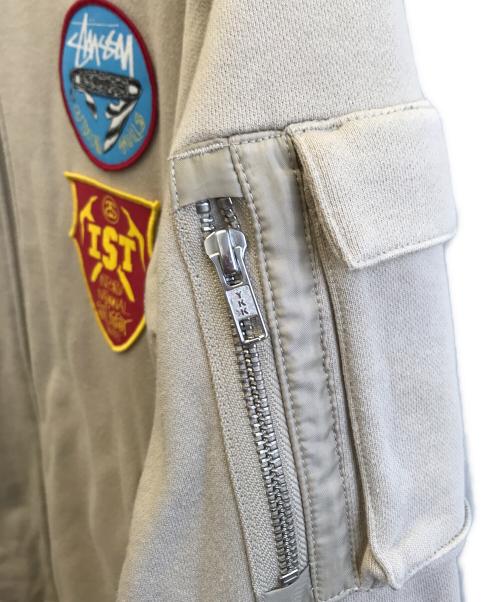 stussy（ステューシー）stussy (ステューシー) ワッペン付きスウェットブルゾン ベージュ サイズ:Sの古着・服飾アイテム