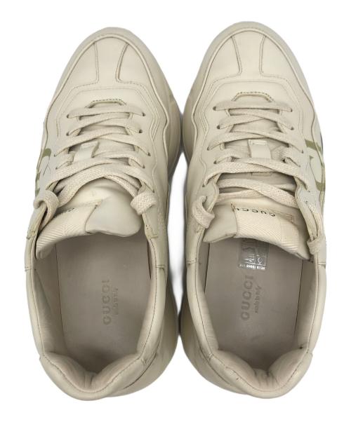 GUCCI（グッチ）GUCCI (グッチ) ロゴプリントスニーカー ベージュ サイズ:37の古着・服飾アイテム